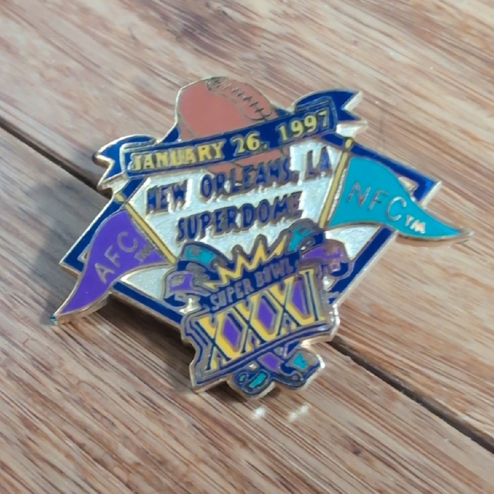 Super Bowl XXXI Commemorative Pin